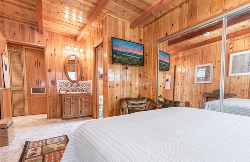 Sugarloaf Cottage | The Bear Escape - Mountain Charm And Is Perfect For Small Family Gatherings! Perfect Getaway! 3 Bedroom Cottage