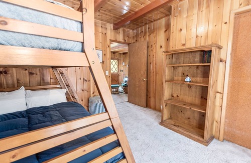 Sugarloaf Cottage | The Bear Escape - Mountain Charm And Is Perfect For Small Family Gatherings! Perfect Getaway! 3 Bedroom Cottage