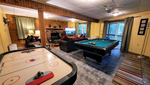 Albrightsville Ski Chalet | The Bear Foot Lodge by AvantStay Game Room Deck BeachLake Access