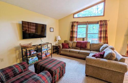Albrightsville Ski Chalet | The Bear Foot Lodge by AvantStay Game Room Deck BeachLake Access