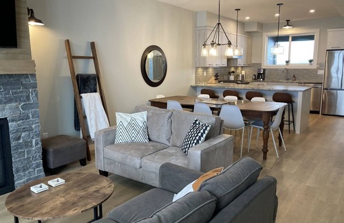 Snow Pine Estates House | The Bear House - Ski In/Out with Hot Tub + Private Garage!