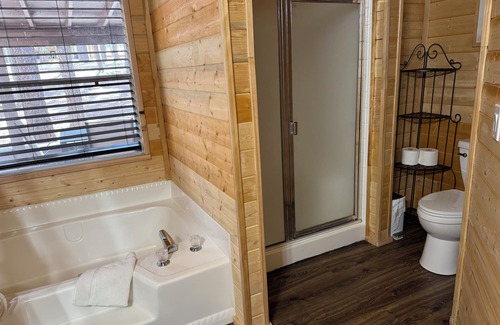 Heber Cabin | The Bear's Den, Cozy 2-bedroom Cabin in amazing Forest Lakes with AC, WiFi, Pets