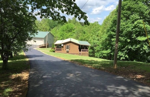 Byrdstown Cabin | The Bear's Den/Dale Hollow Lake/Eagle Cove/Star Pointe