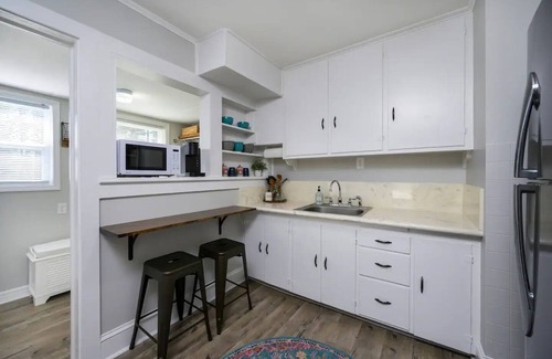 James City House | The Bearplex of New Bern featuring king-size bed