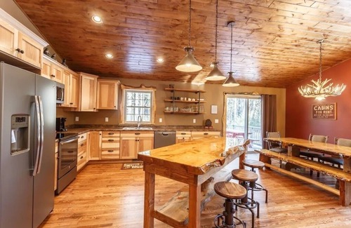 Wisconsin Dells Cabin | The Beautiful Whitetail Ridge-Luxury 5BR Cabin, Just minutes from downtown