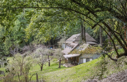 Redwood Valley House | The Beehive- 4-bedroom house at Leonard Lake Reserve