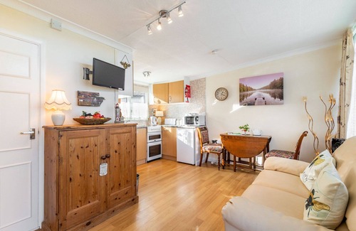 Mundesley Ski Chalet | The Bees Knees,a lovely homely spacious chalet (sleeping)600yds from the beach.