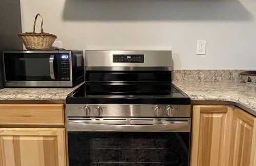 Florissant House | The Beez Kneez Cozy 1-bedroom with WiFi, AC in peaceful Florissant