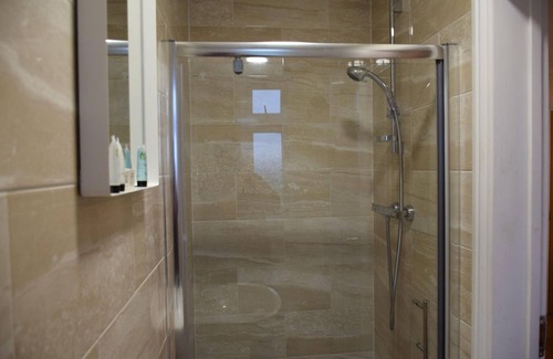 Knowl Hill Hotel | The Bell and Bottle