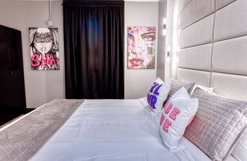 Biloxi Hotel | The Bella's Girls Night Suite, King Bed, Private Balcony