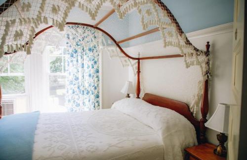 Camden Bed & Breakfast | The Belmont Inn