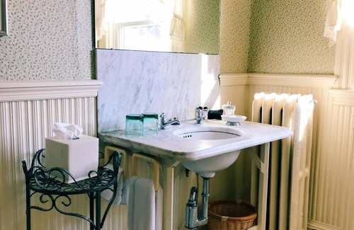 Camden Bed & Breakfast | The Belmont Inn