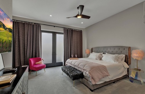Johnson City Hotel | The Bentley Hotel - Audrey Hepburn Suite - Pool View
