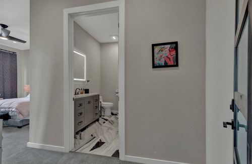 Johnson City Hotel | The Bentley Hotel - Audrey Hepburn Suite - Pool View