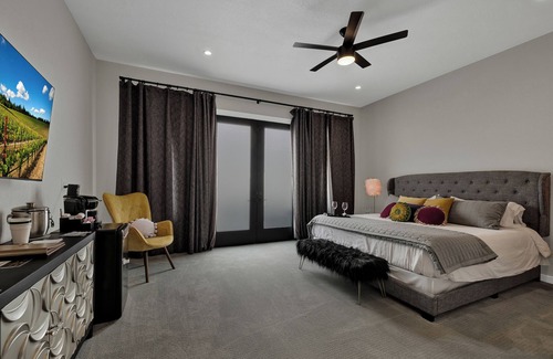 Johnson City Hotel | The Bentley Hotel - Mona Lisa Room - Pool View