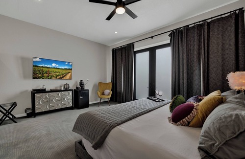 Johnson City Hotel | The Bentley Hotel - Mona Lisa Room - Pool View