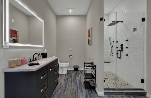 Johnson City Hotel | The Bentley Hotel - Sophia Loren Room - Pool View