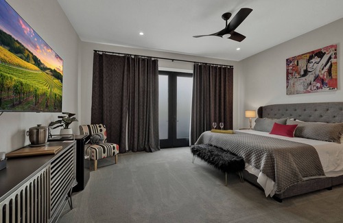 Johnson City Hotel | The Bentley Hotel - Sophia Loren Room - Pool View