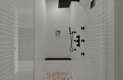 Johnson City Hotel | The Bentley Hotel - Sophia Loren Room - Pool View