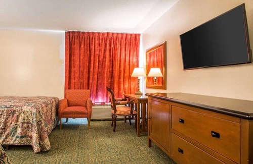 Northwest Anaheim Hotel | The Berry Inn