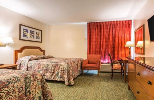 Northwest Anaheim Hotel | The Berry Inn