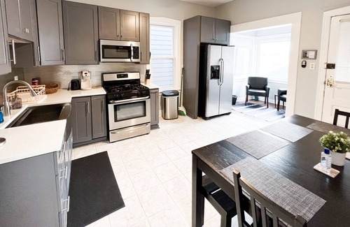 Avondale Apartment | The best place to stay for commuting in Chicago!