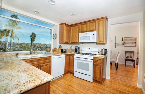 Castaic House | The Best View in The City! Six Flags! Castaic Lake!