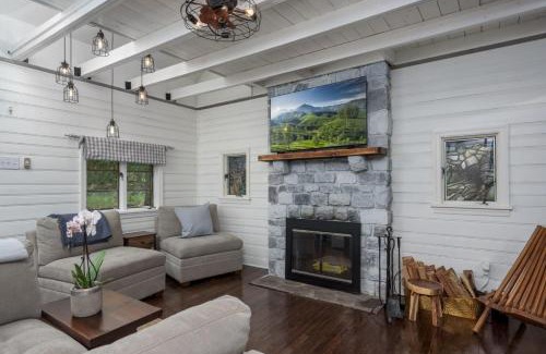 Lake Harmony House | The Biddle House by AvantStay Breathtaking Views Walk to Lake