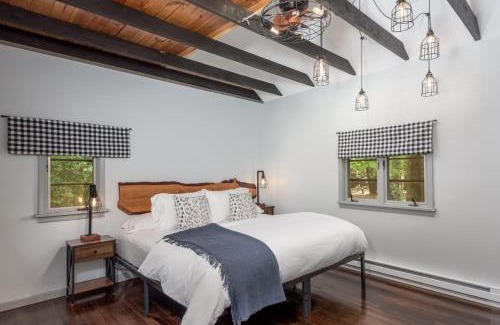 Lake Harmony House | The Biddle House by AvantStay Breathtaking Views Walk to Lake