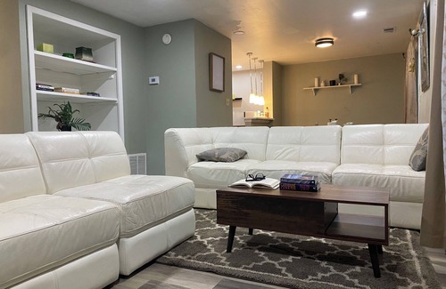 Frederick House | The Big Beautiful Townhouse with AC, WiFi in Frederick