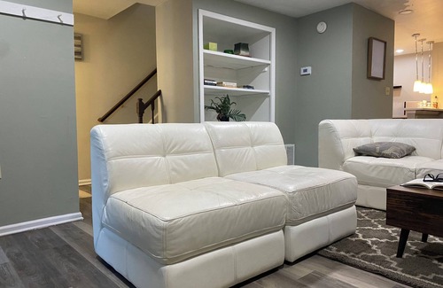 Frederick House | The Big Beautiful Townhouse with AC, WiFi in Frederick