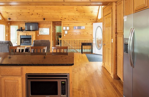 La Follette House | The Big Dipper' Dining for 30, Wet Bar, Billiards, 7 TVs, 4 master suites