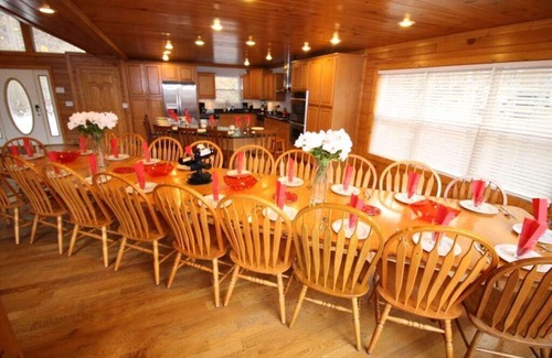 La Follette House | The Big Dipper' Dining for 30, Wet Bar, Billiards, 7 TVs, 4 master suites