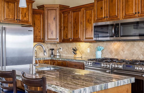 Garden City House | The "Big House" with. Indoor Basketball, Trampoline and Play set, Theater Room