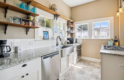 San Jacinto House | The Big Kahuna Manor