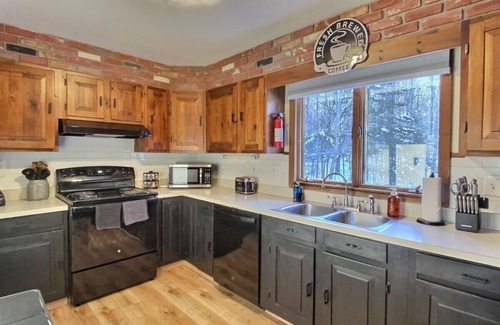 Killington Apartment | The Big Lebearski- AC, Grill, Fire Pit, Hot tub!