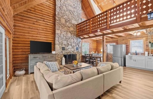 Black Mountain Cabin | The Big Smokey cabin w/HOT TUB and Rec Room