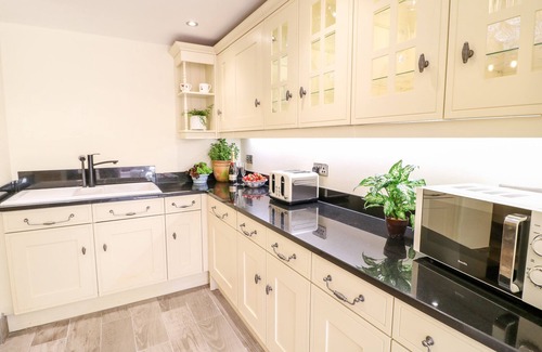 Scampton Cottage | THE BIG SPLASH, pet friendly, character holiday cottage in Saxilby