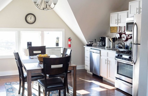 Downtown Indianapolis Villa | The Birdhouse on Meridian - Entire Property
