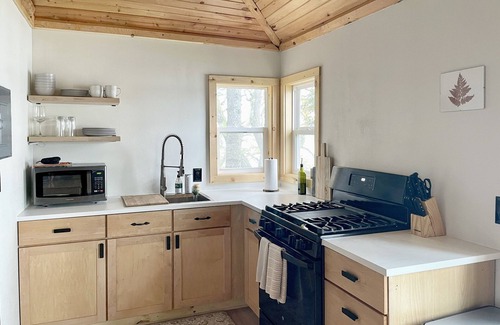 Montello Cabin | The BL Cottage - Lake Getaway with Panoramic Views, near Cascade Mountain