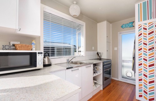 Mount Maunganui Cottage | The Black Bach - Mt Maunganui Holiday Home