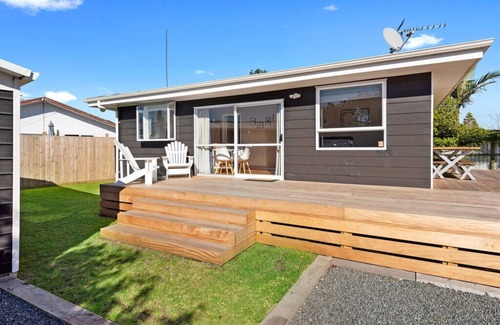 Mount Maunganui Cottage | The Black Bach - Mt Maunganui Holiday Home