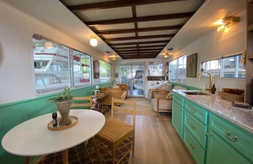 Downtown Knoxville House | The Black Dog. Houseboat In DT Knox