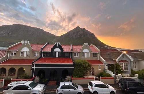 Muizenberg House | ‘The Black Pearl’ - Surfers Corner, Muizenburg