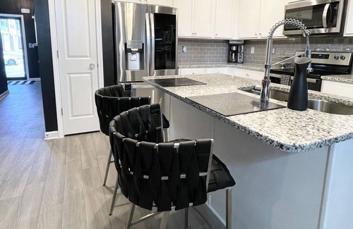 Riverdale House | The Black & White Suite