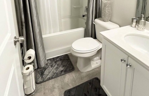 Riverdale House | The Black & White Suite