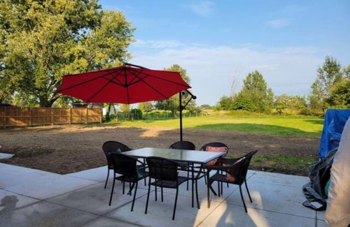 Niagara Falls House | The Blue Bungalow Retreat - Get together with Friends & Family!