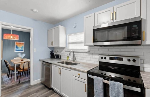 College Park House | The Blue BungalownPeaceful | Porch | HotTub I DT