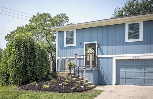 Parkville House | The Blue Cottage- North, in Parkville