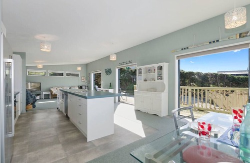 Waipu Cottage | The Blue Cottage with WiFi- Waipu Holiday Home